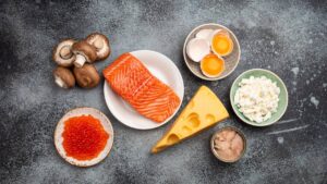 Salmón, yemas de huevo, champiñones, queso, huevas, requesón y atún en lata, alimentos con vitamina D