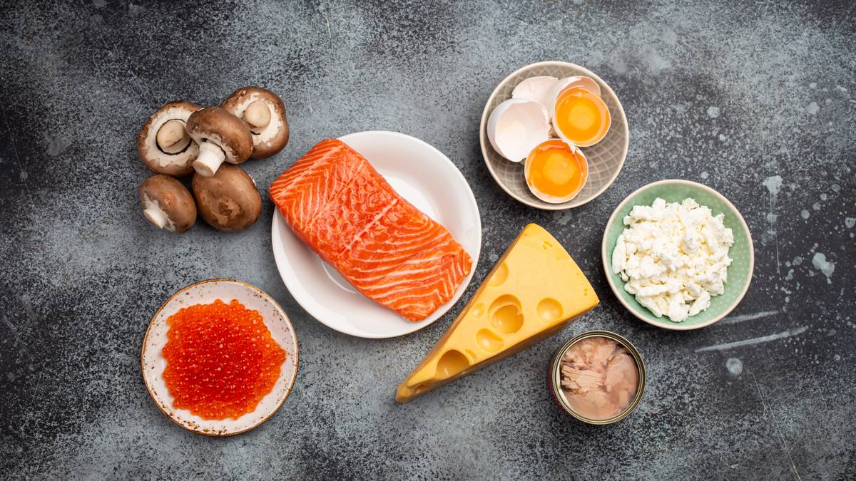 Salmón, yemas de huevo, champiñones, queso, huevas, requesón y atún en lata, alimentos con vitamina D