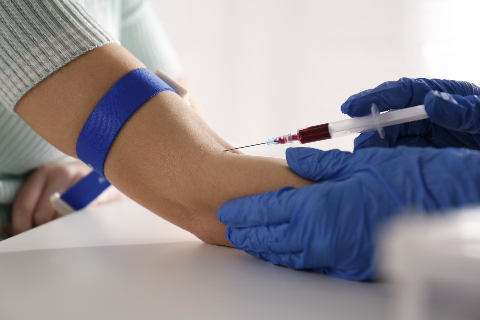 Extracción de sangre del brazo para la analítica del test de edad biológica